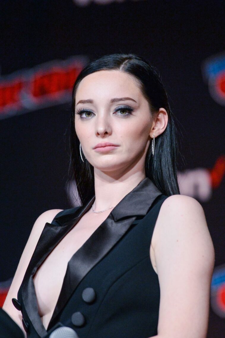 Emma Dumont Sexy (46 Photos)