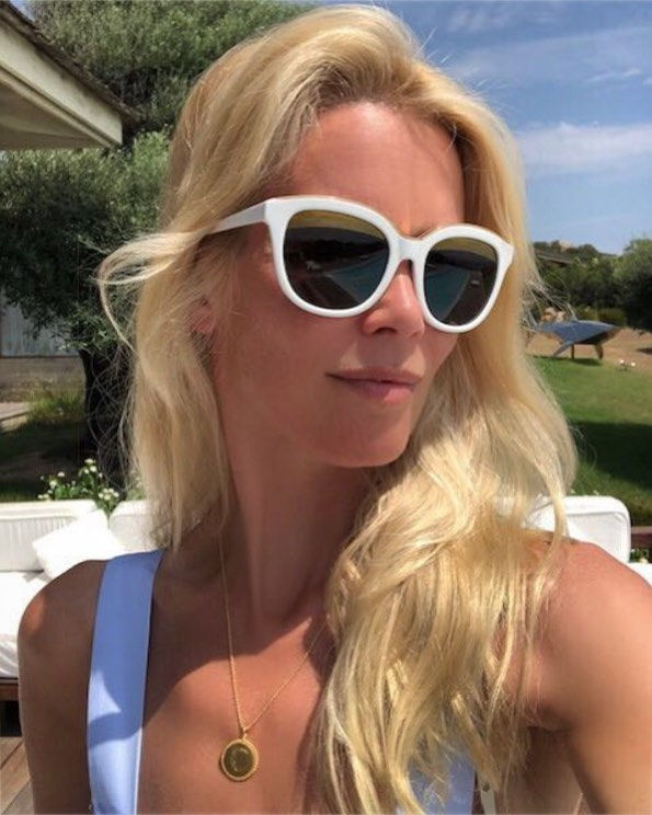 Claudia Schiffer Sexy (19 Photos)