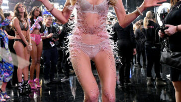 Martha Hunt Sexy (13 Photos)