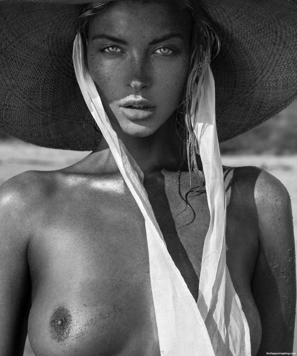 Erin Cummins Nude 2 Photos