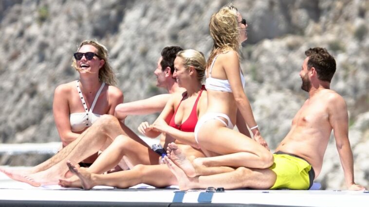 Karlie Kloss Sexy (26 Photos)