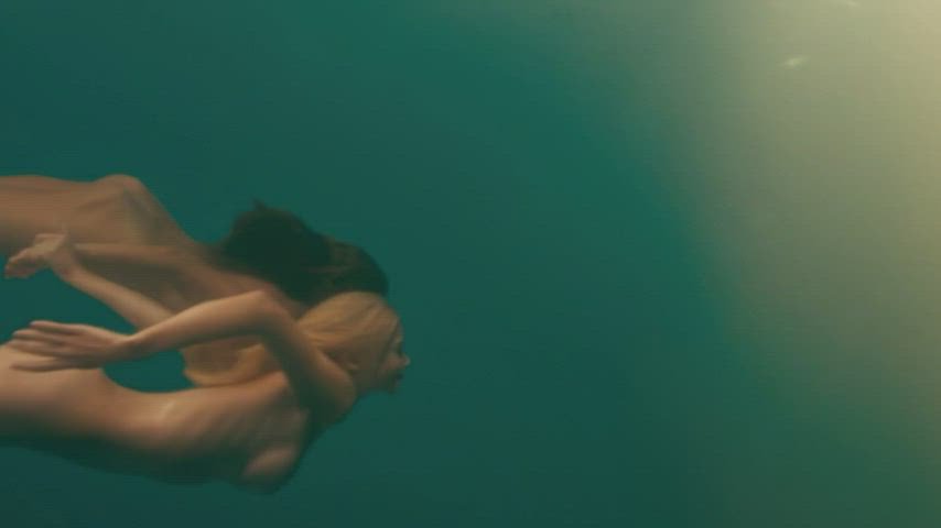 Kelly Brook and Riley Steele underwater plot from Piranha cropped
