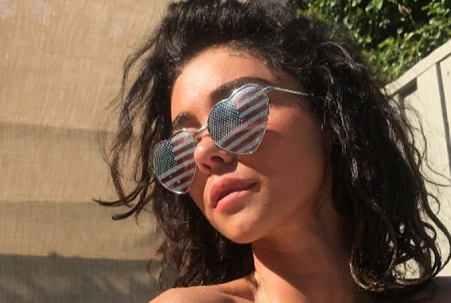 Sarah Hyland Sexy & Topless (12 Photos)