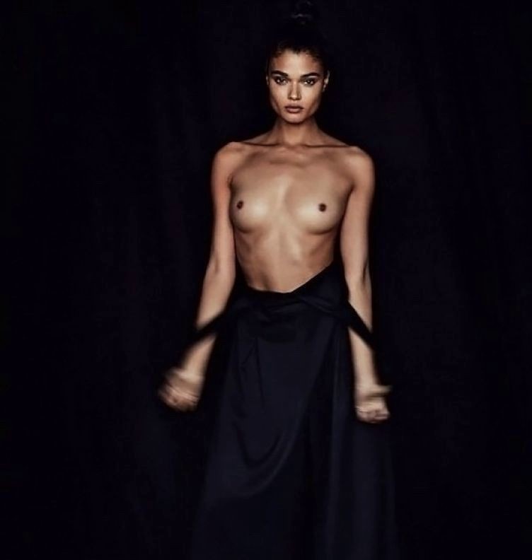 Daniela Braga Topless 1 Photo