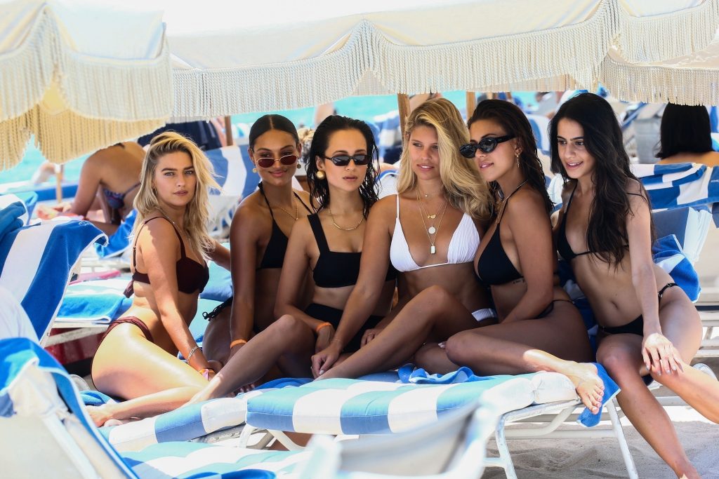Natasha Oakley, Devin Brugman, Tess Jantschek, etc Sexy (34 Photos)