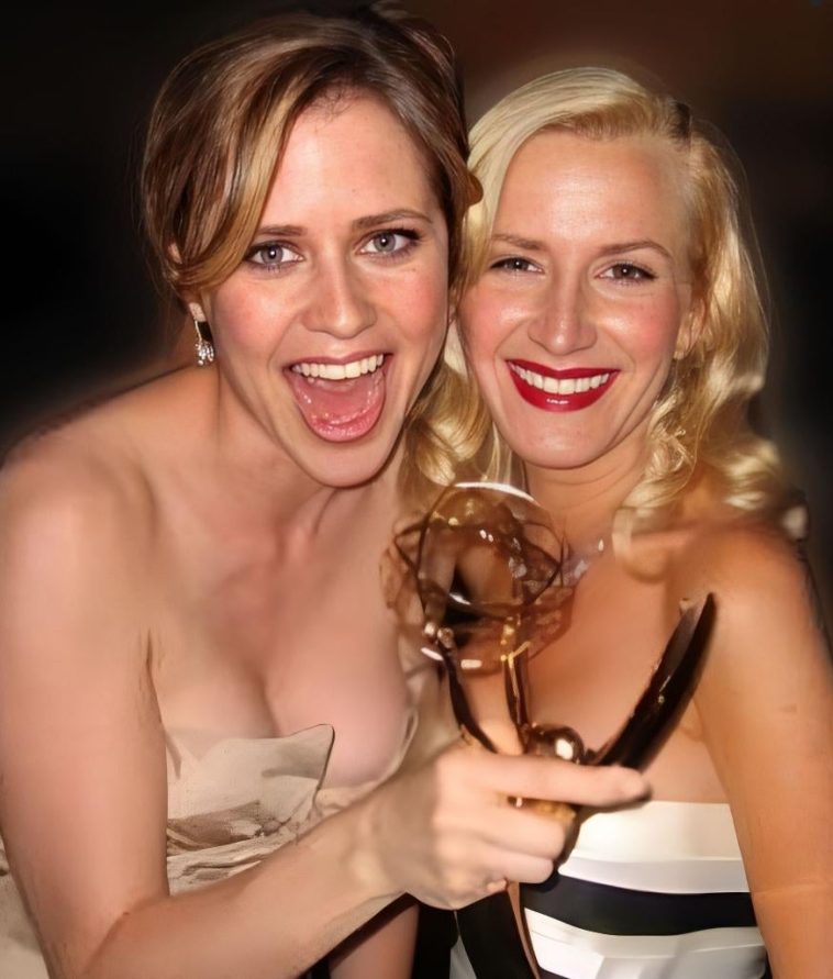 Jenna Fischer showing off her award