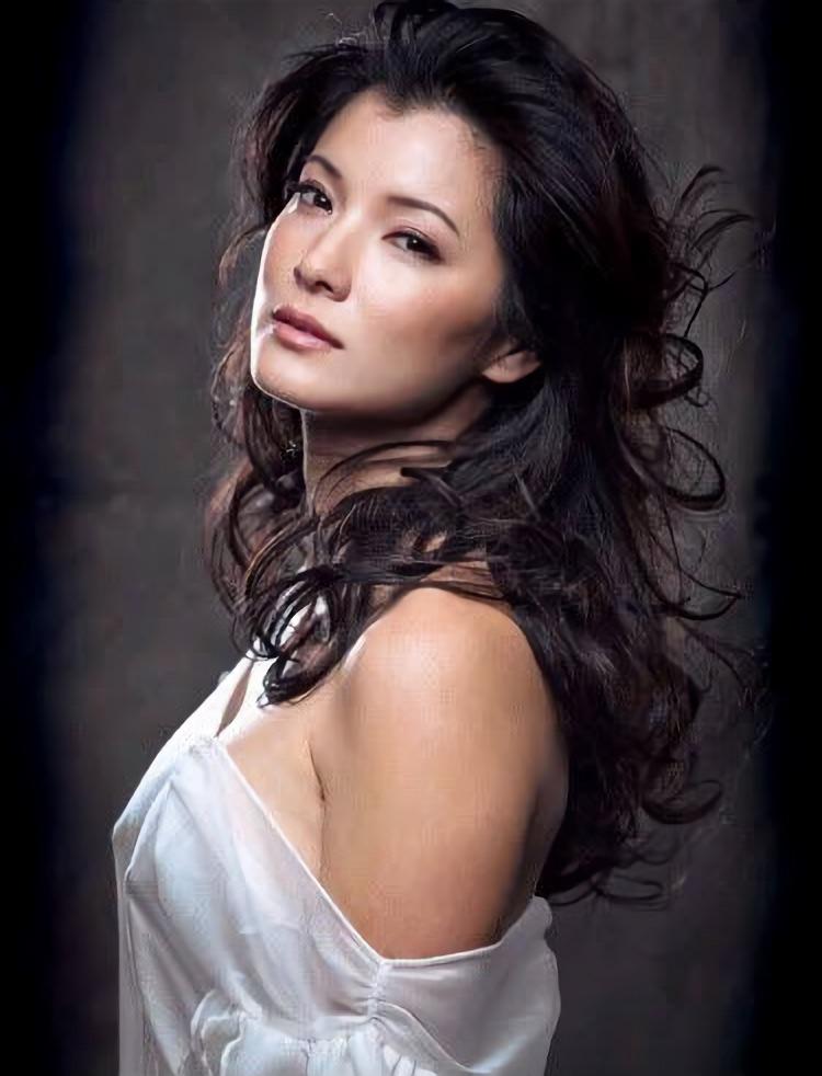 Kelly Hu