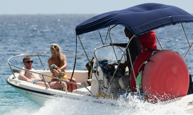 Megan Davison Sexy (15 Photos)