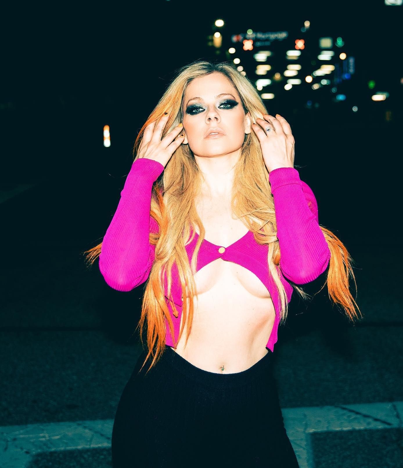 Avril Lavigne Sexy 2 Photos
