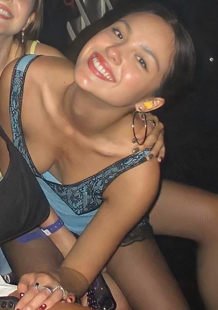 Olivia Rodrigo no bra