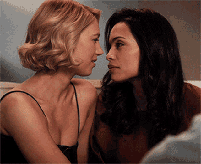 Rosario Dawson and Yael Groblas in Jane the Virgin