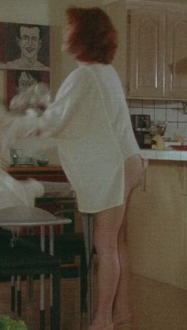 Julianne Moore shows us shes a natural redhead in Short