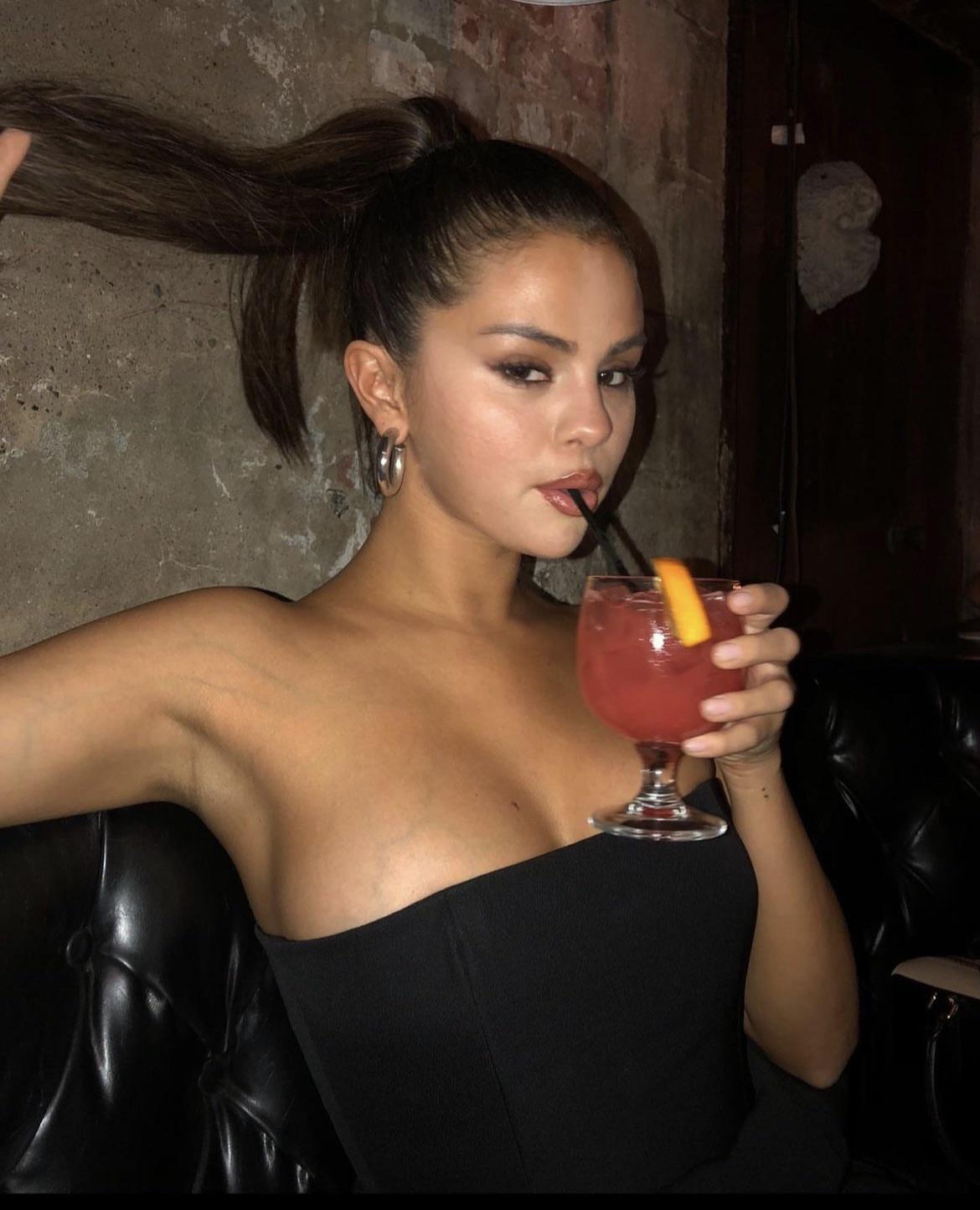 Selena Gomez titty vein