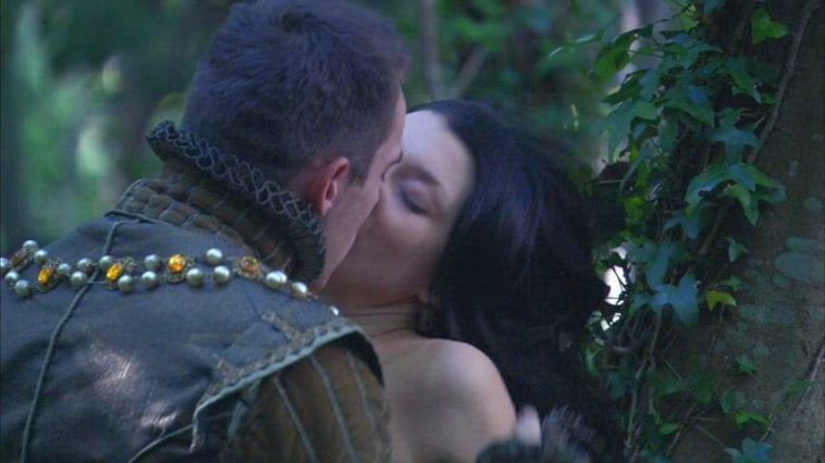 Natalie Dormer in The Tudors S01E10 2007.jpg
