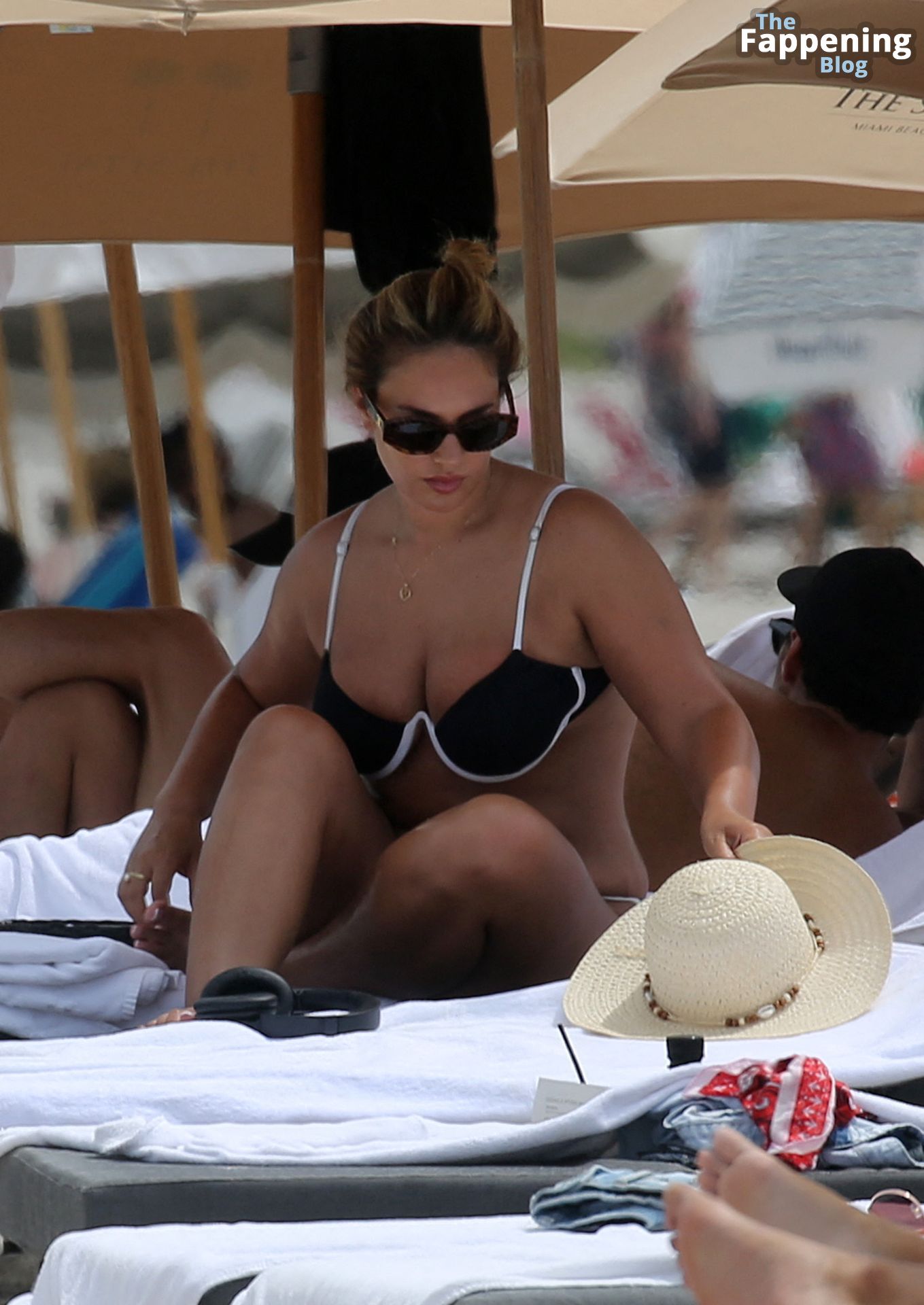 Alina Baraz Puts Her Curves on Display on the Beach.jpg