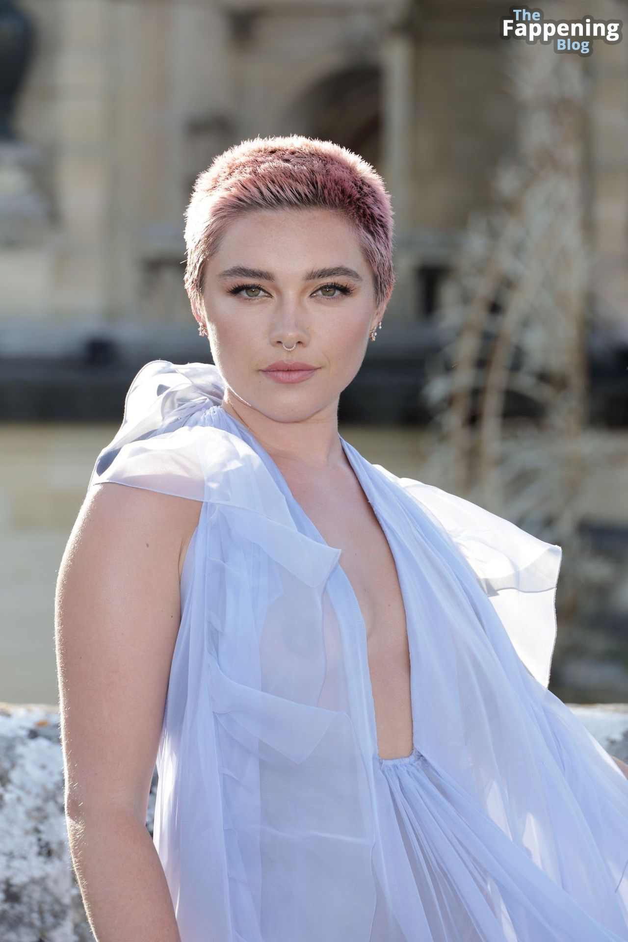 Florence Pugh Flashes Her Nude Tits at the Valentino Haute.jpg