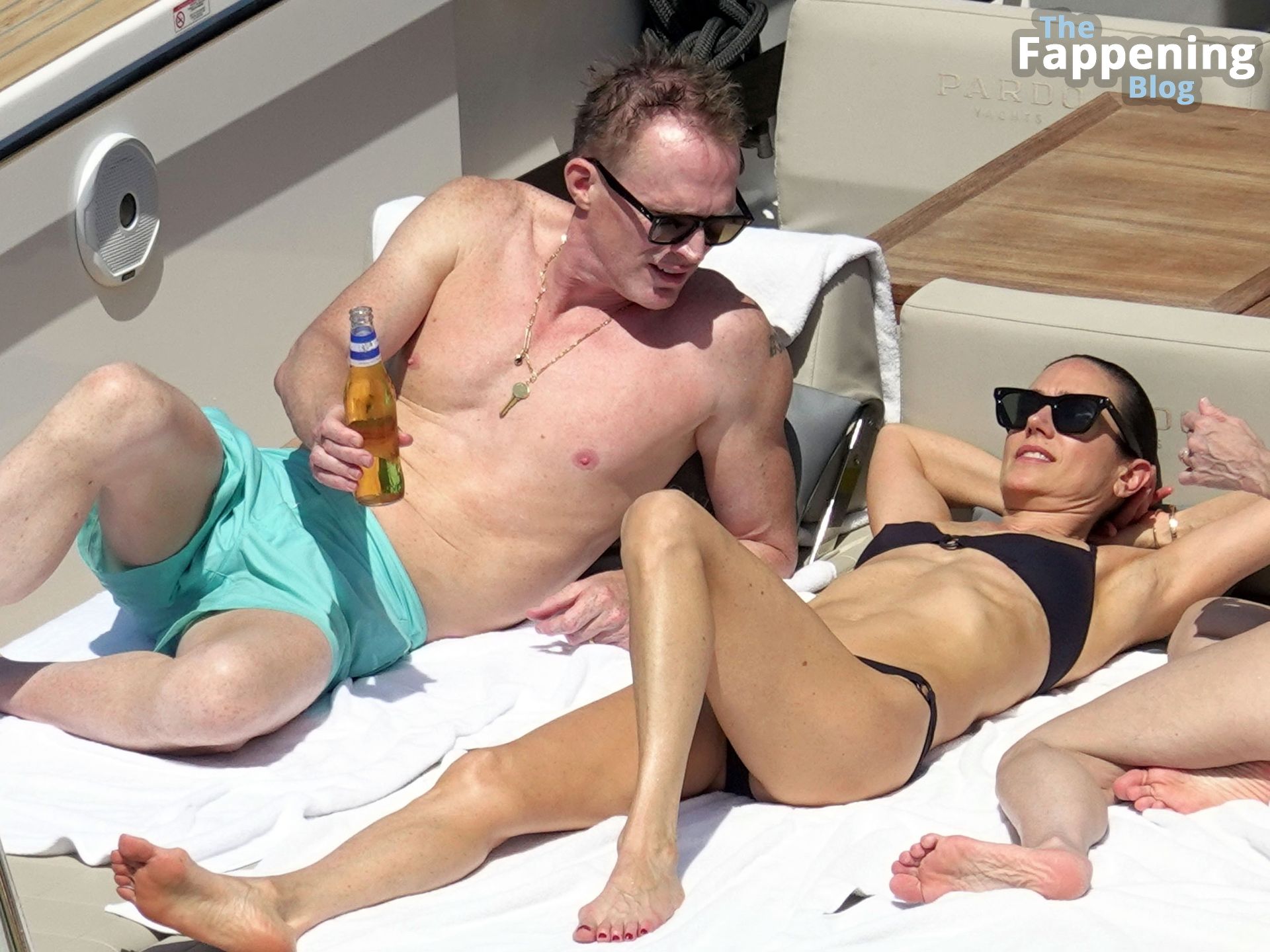 Jennifer Connelly Paul Bettany Relax on Holiday in Capri.jpg