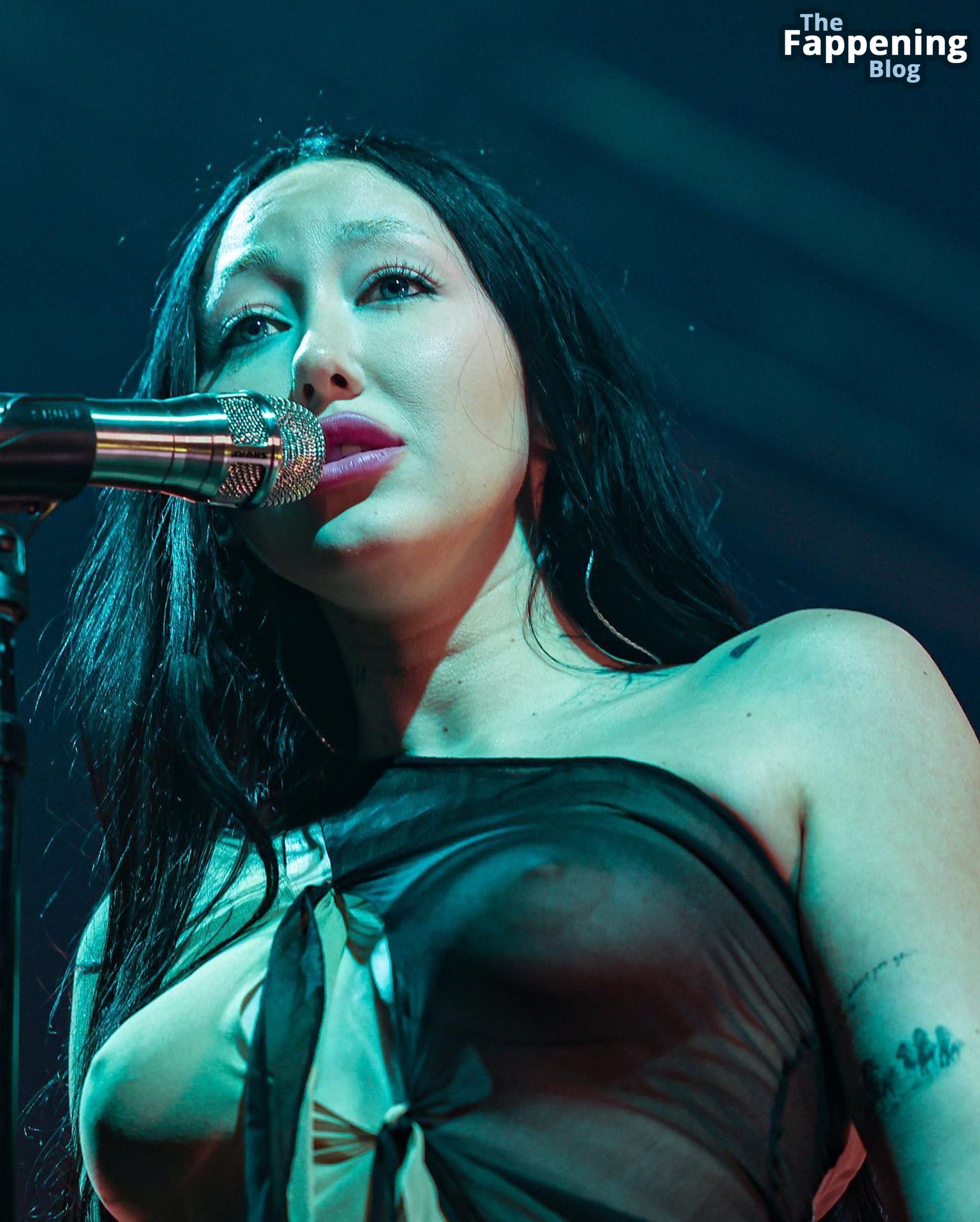 Noah Cyrus Displays Her Nude Boobs on Stage at the.jpg