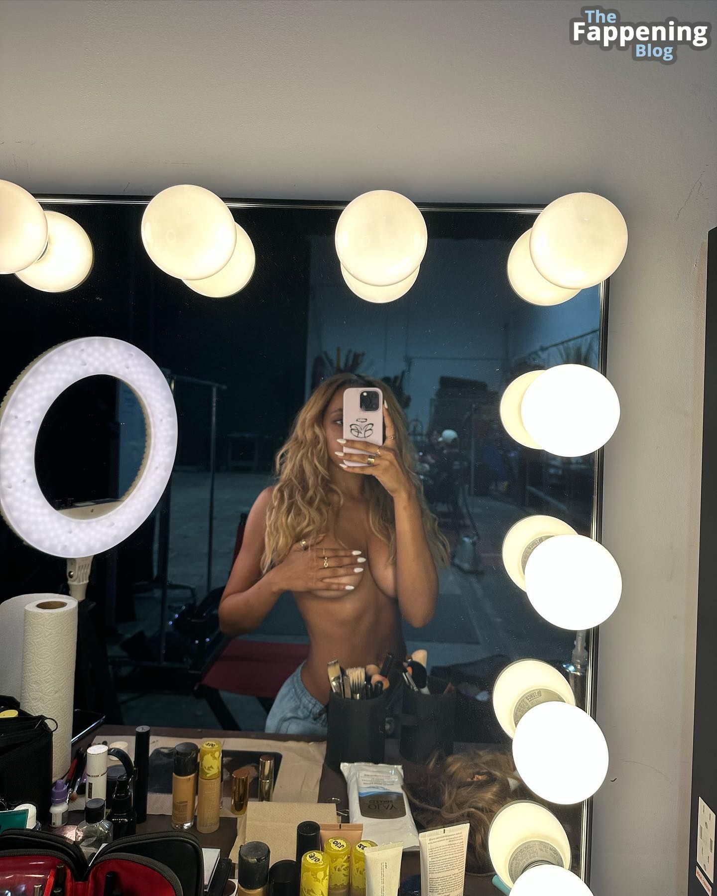 Tinashe Topless 1 Photo.jpg