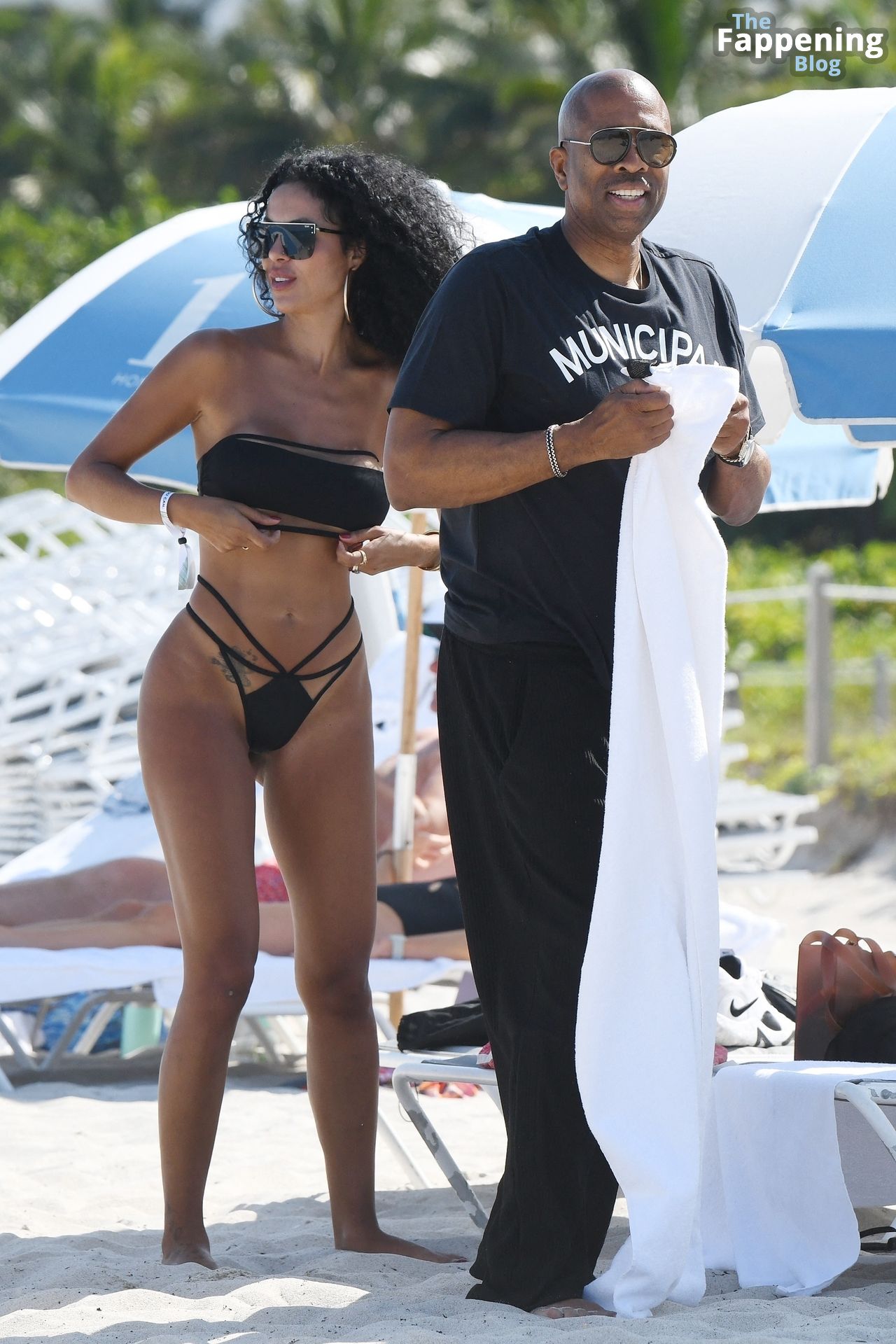Kenny Smith Hits the Beach with a Sexy Woman in.jpg