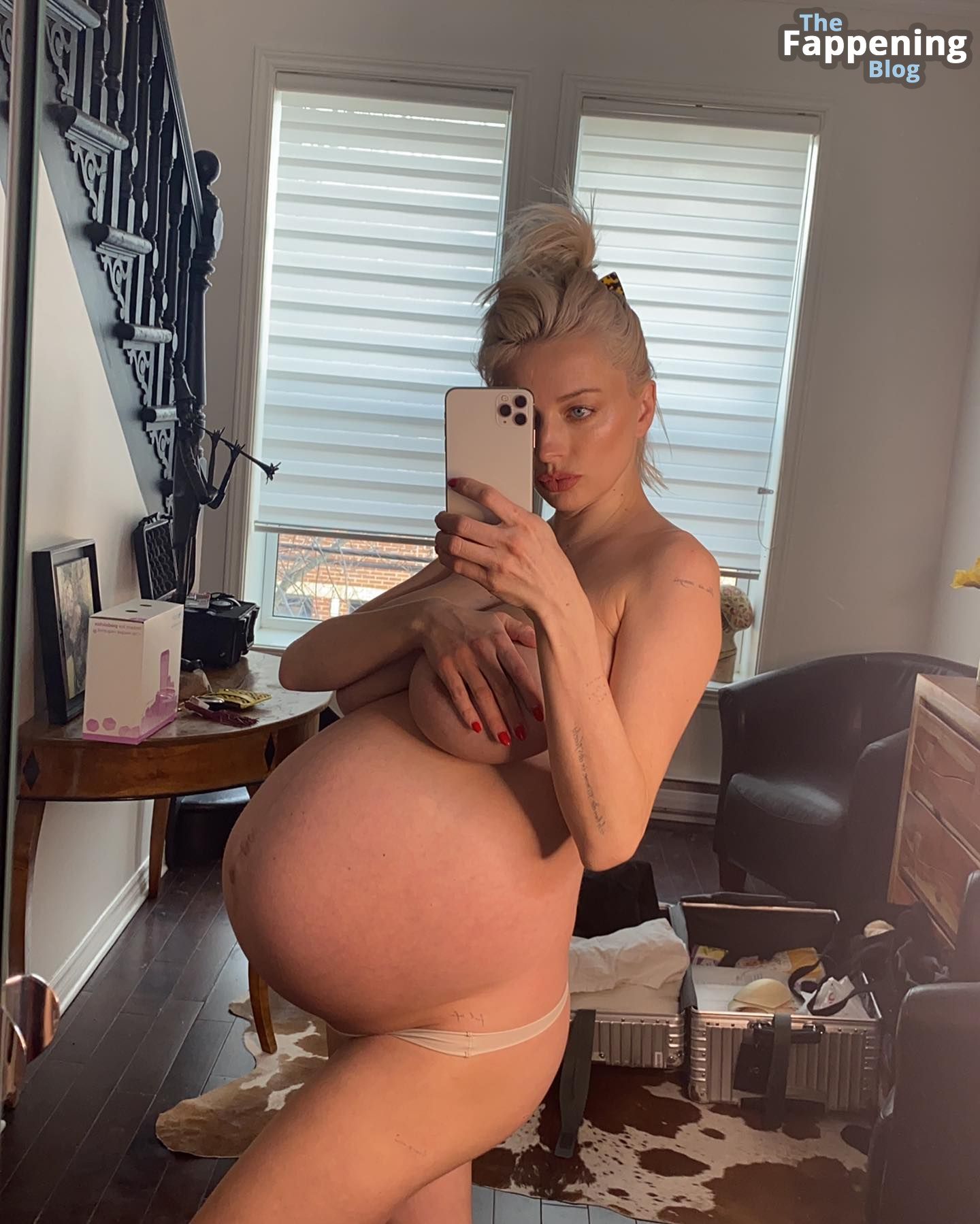 Pregnant Caroline Vreeland Poses Topless 1 Photo.jpg
