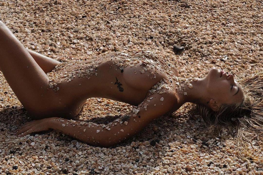 Alexis Ren trying to camouflage.jpg