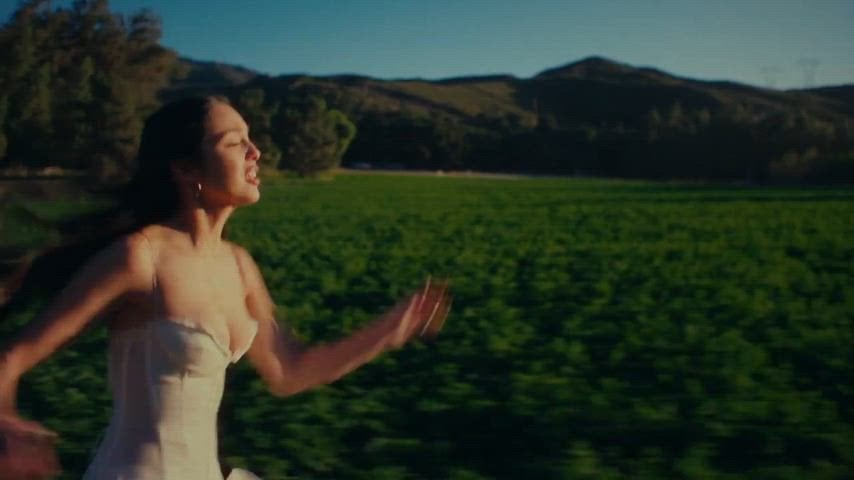 Olivia Rodrigos bouncy plot from her Hunger Games music video.jpg