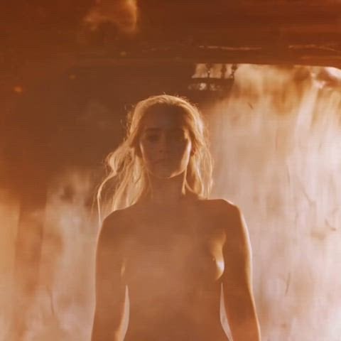 Emilia Clarke In Game Of Thrones S06E04 2016.jpg