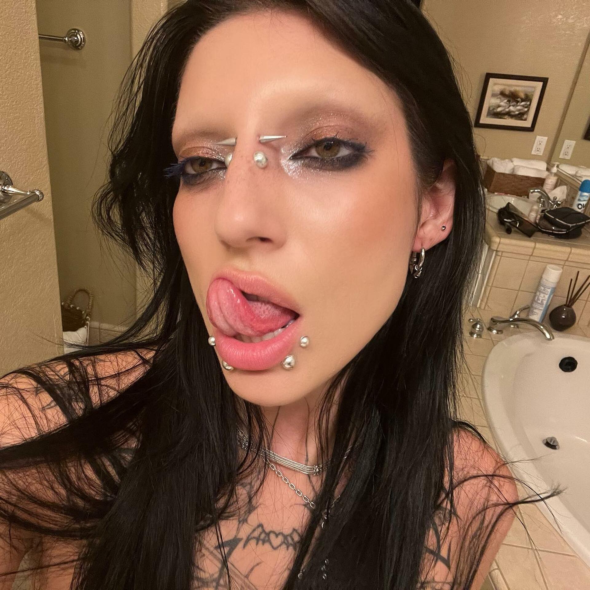 DeathbyRomy / toxicbleubeautyvip Nude OnlyFans Leaks 7