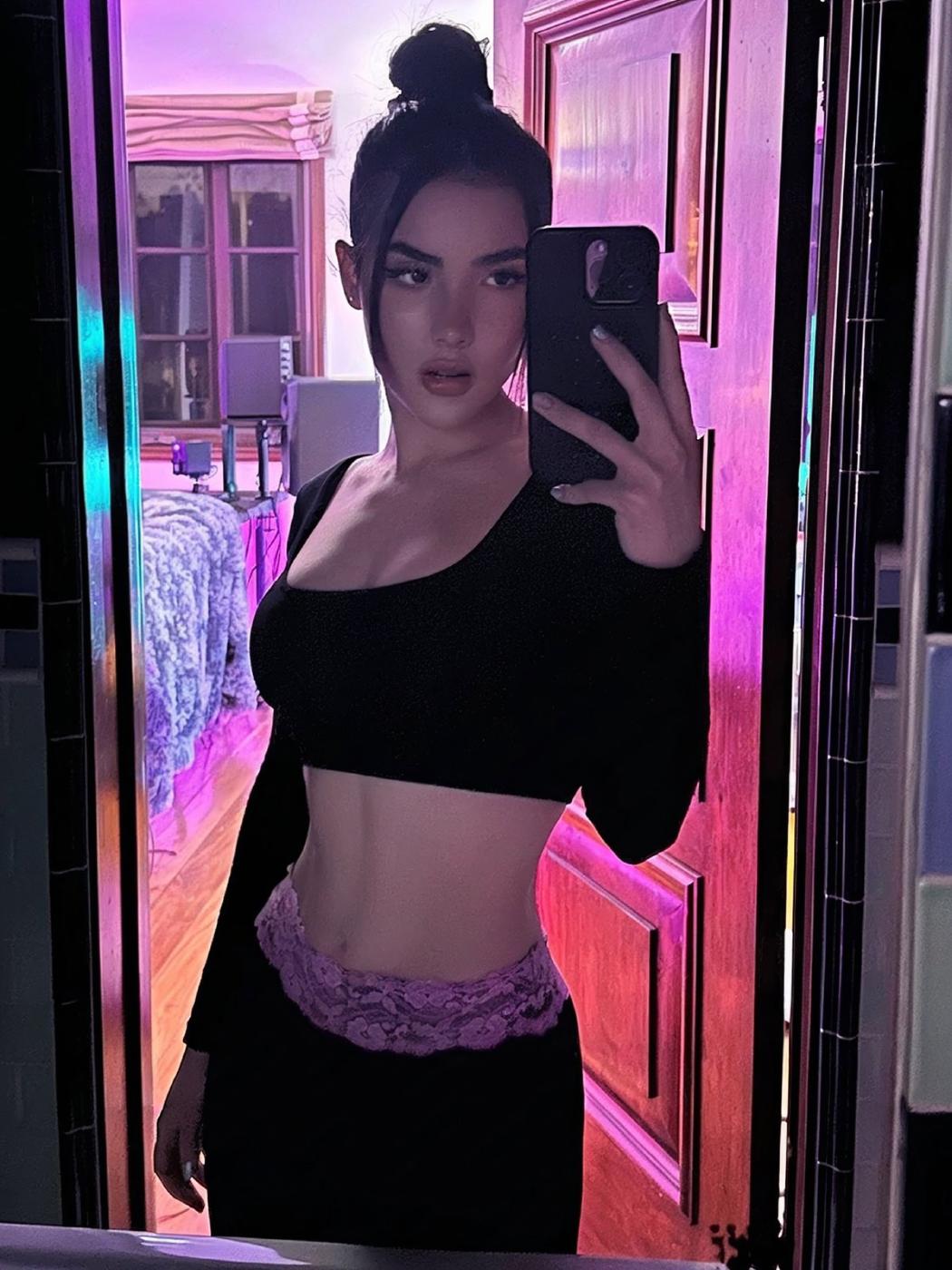 Andrea Botez Sexy Outfit Mirror Selfies Set Leaked – Influencers.jpg