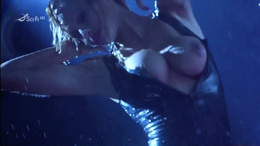 Pamela Anderson Barbwire 1996.gif