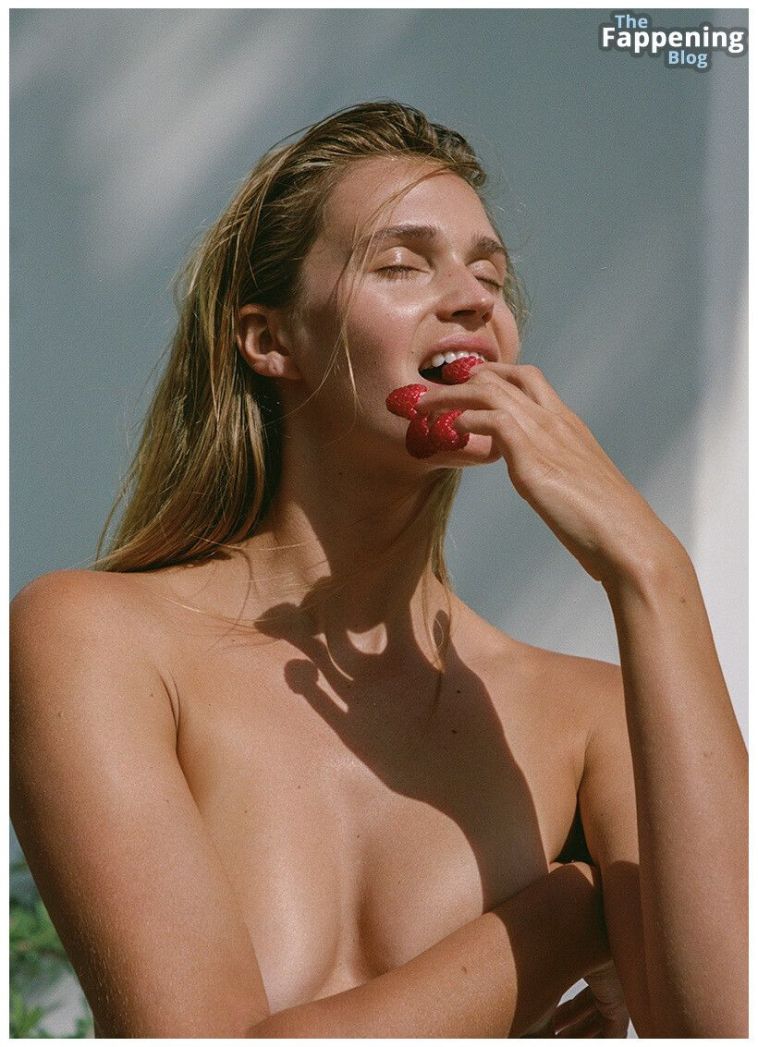 Noel Berry Sexy Topless 9 Photos.jpg