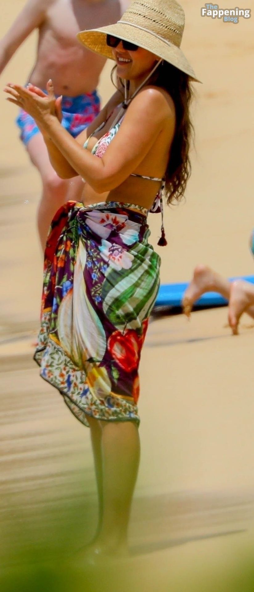 Jessica Alba Shows Off Her Sexy Bikini Body in a.jpg