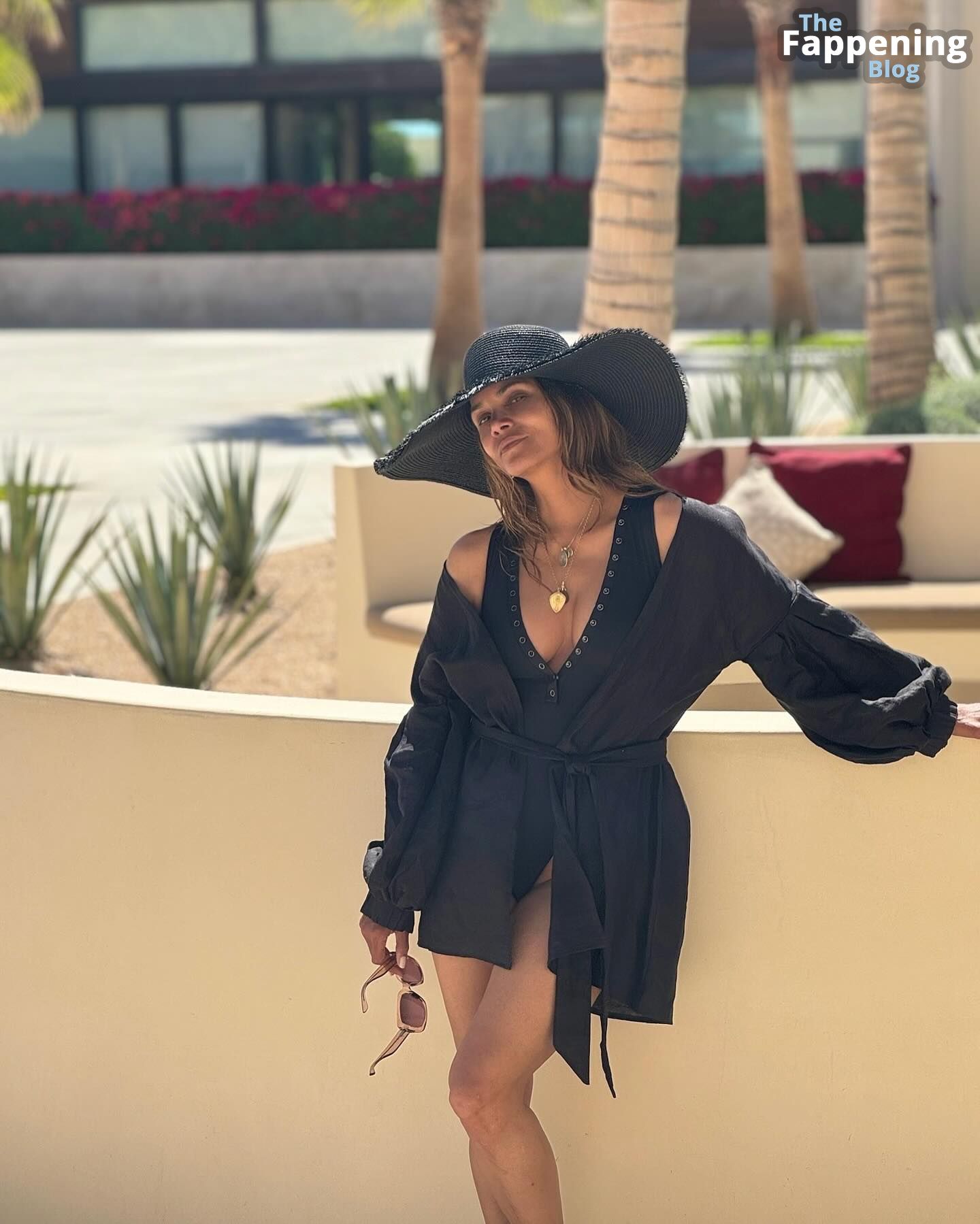 Halle Berry Sexy 3 Photos.jpg