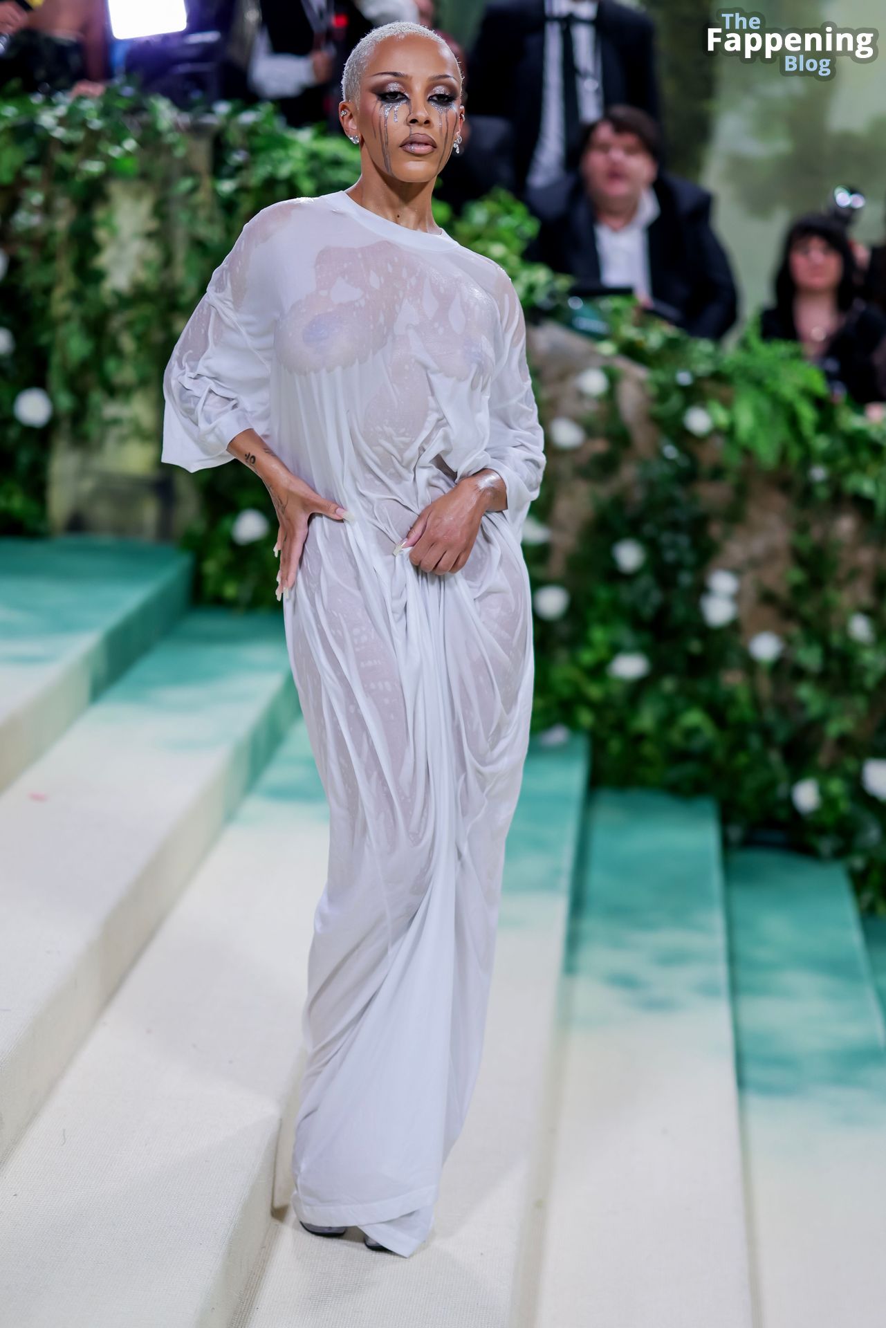 Doja Cat Flashes Her Nude Tits at The 2024 Met.jpg