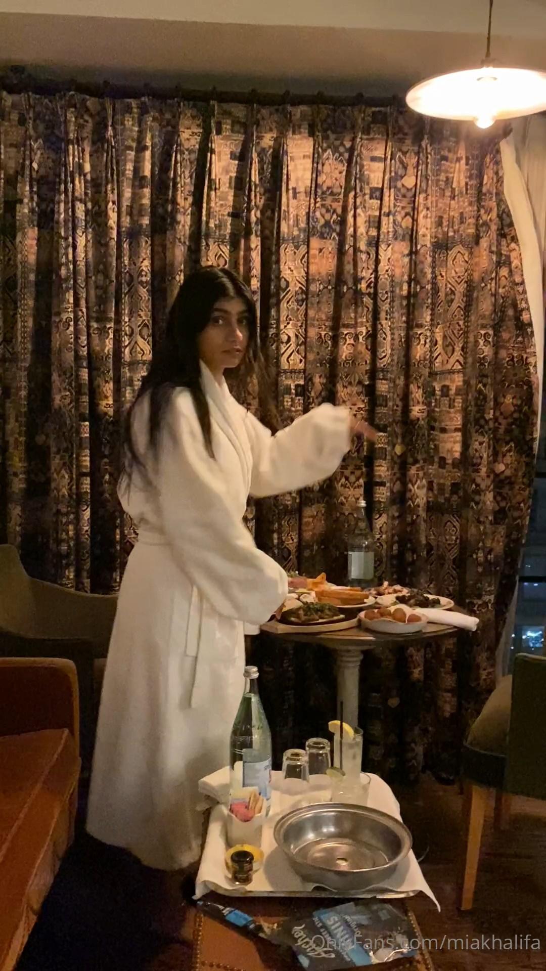 Mia Khalifa Nude Dinner OnlyFans Livestream Leaked – Influencers GoneWild -  Nude Celebs