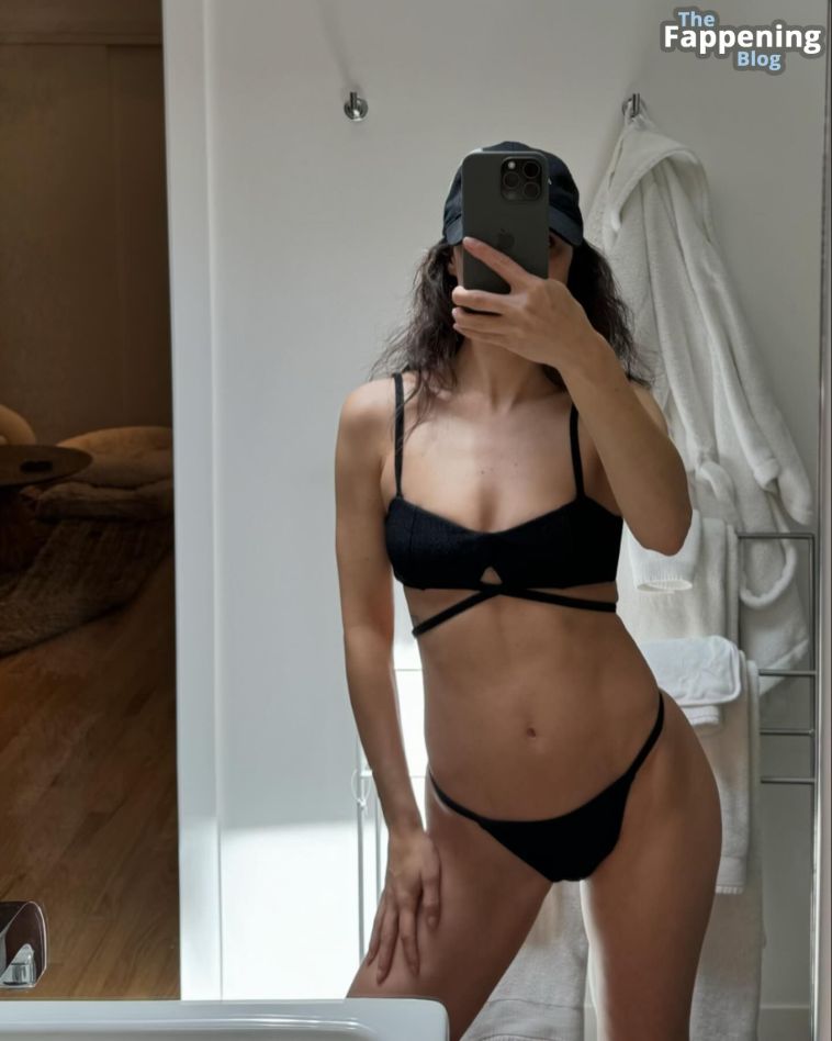 Cara Santana Sexy 4 Photos.jpg