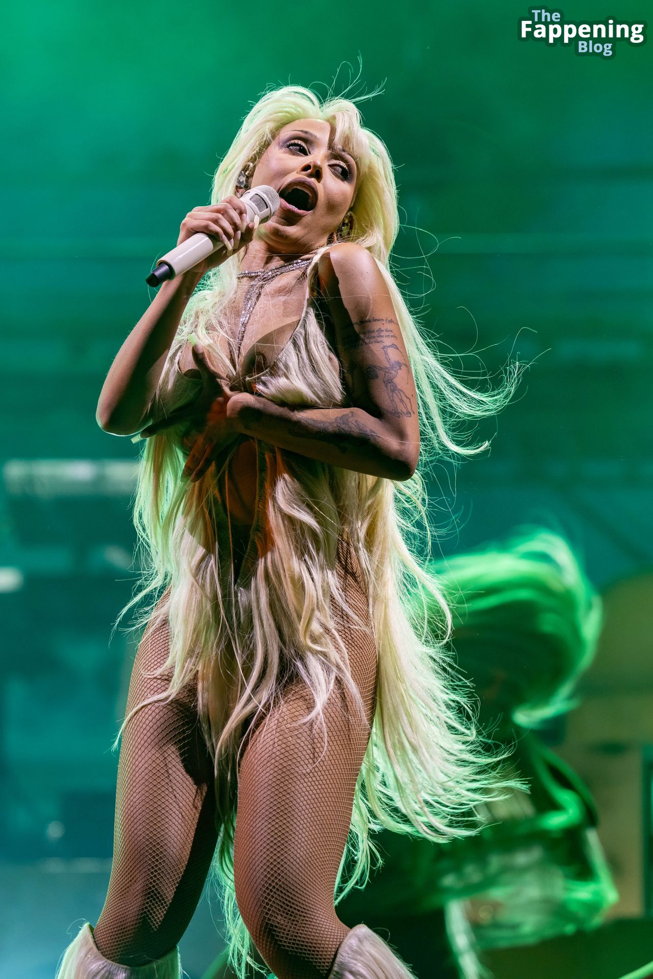 Doja Cat Flashes Her Nude Tits on Stage During Coachella.jpeg