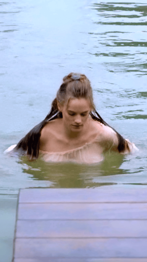 Noemie Schmidt Versailles s01e01 2015.gif