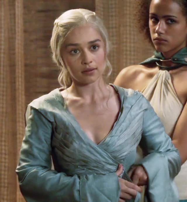 Emilia Clarkes hot bod.jpg