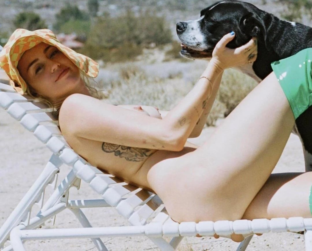 Miley cyrus with q lucky dog.jpg