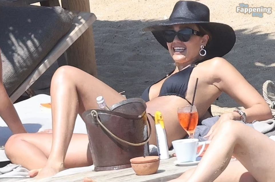 Jessica Alba Looks Sexy in a Black Bikini 15 Photos.jpg