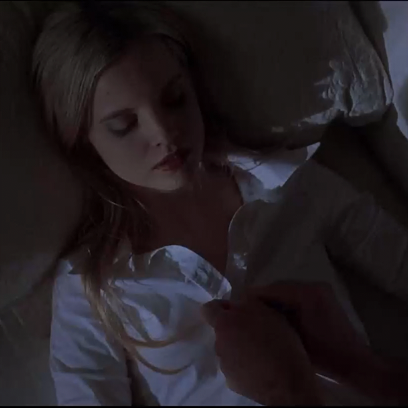 Mena Suvari.gif