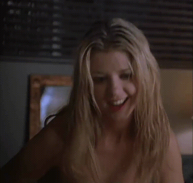 Tara Reid 23 years old in 1999.gif