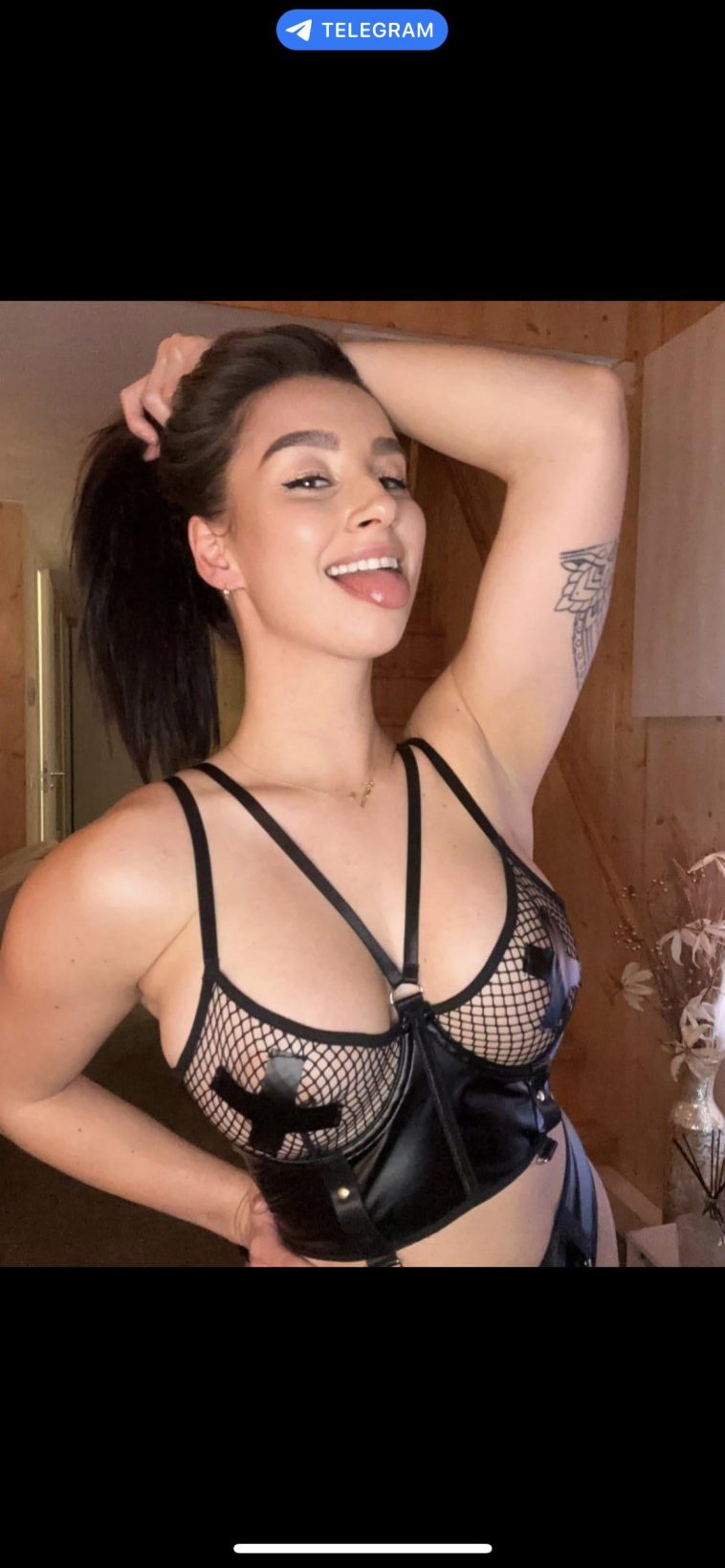 Wie wilt mijn geile nicht naakt zien.jpeg