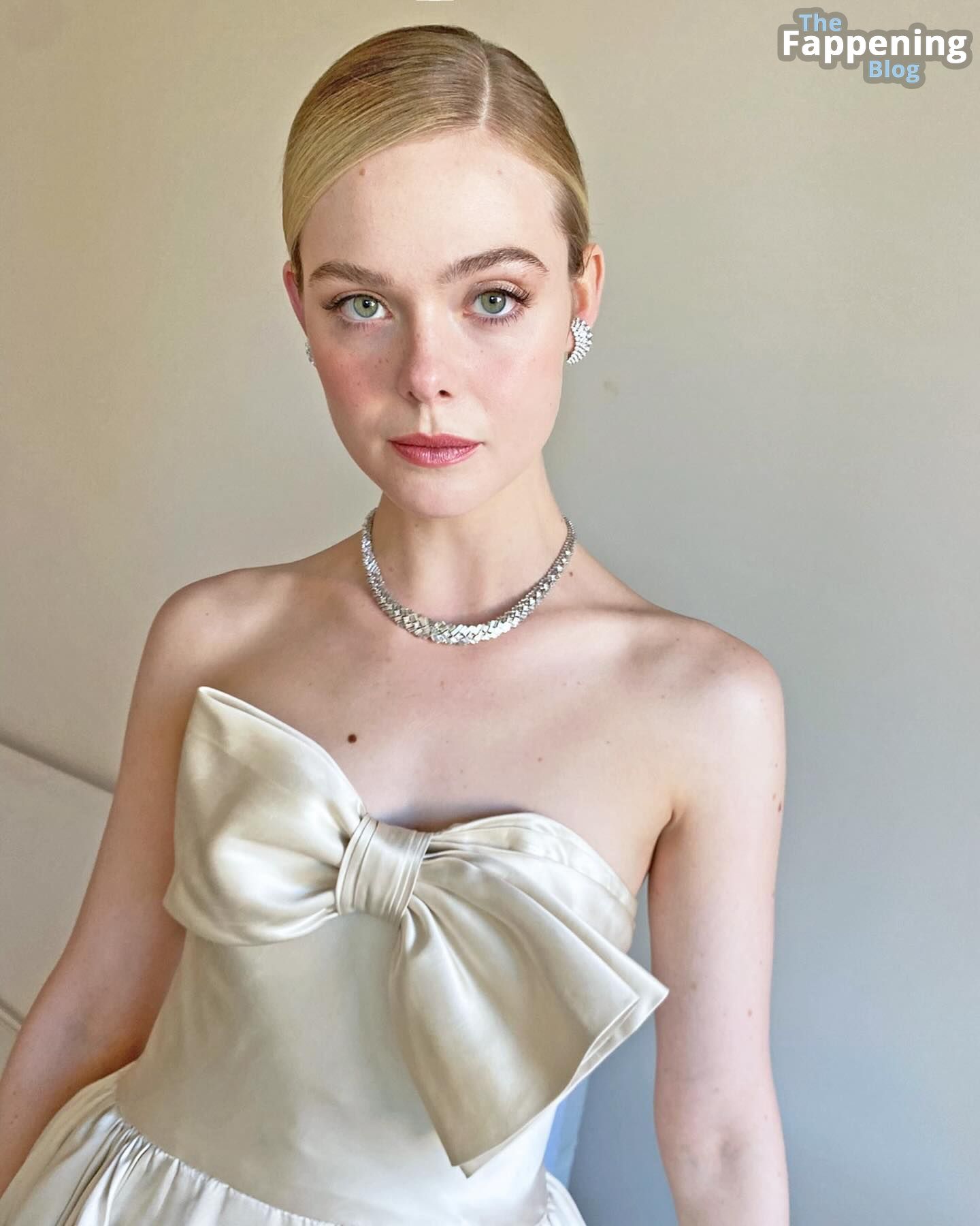 Elle Fanning Looks Pretty at the Golden Globe Awards 143.jpg