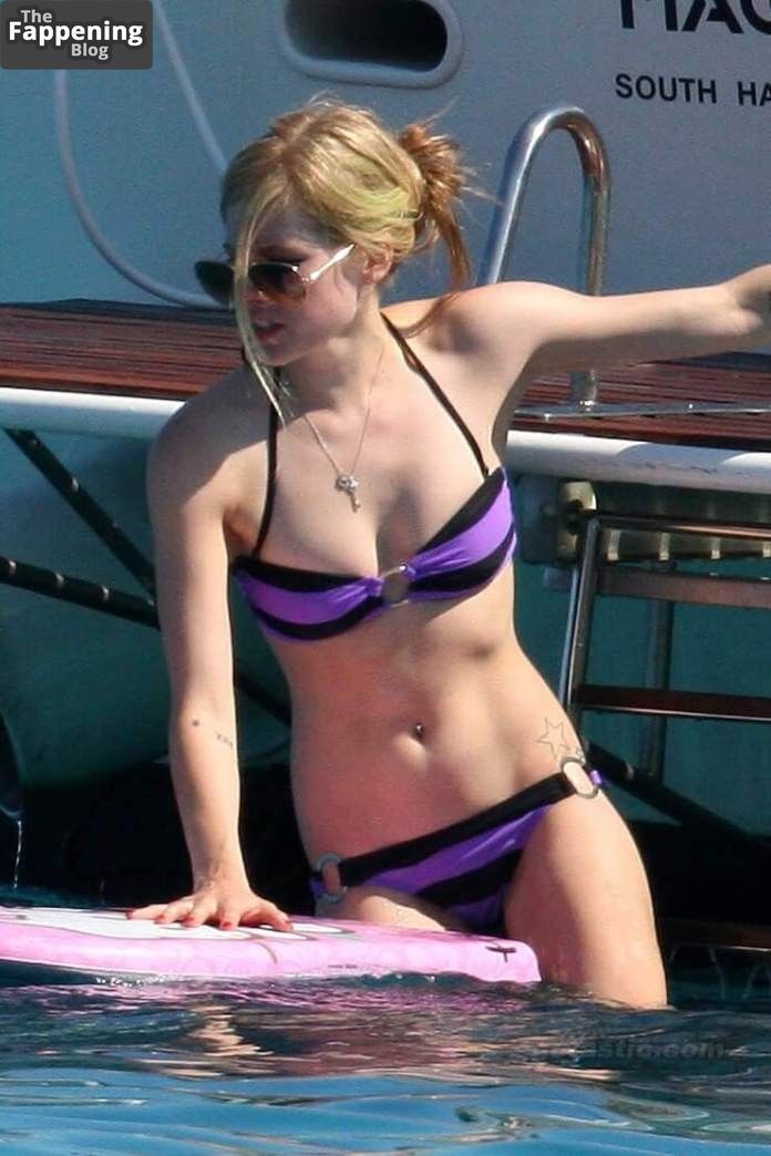 Avril Lavigne Hot 6 Photos.jpg