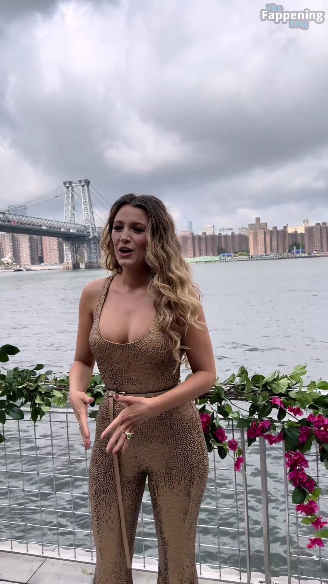 Blake Lively Hot 17 Pics Video.jpg