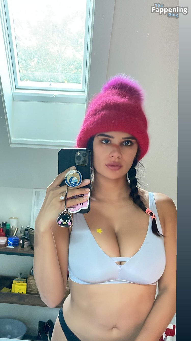 Diane Guerrero Hot 7 Photos.jpg