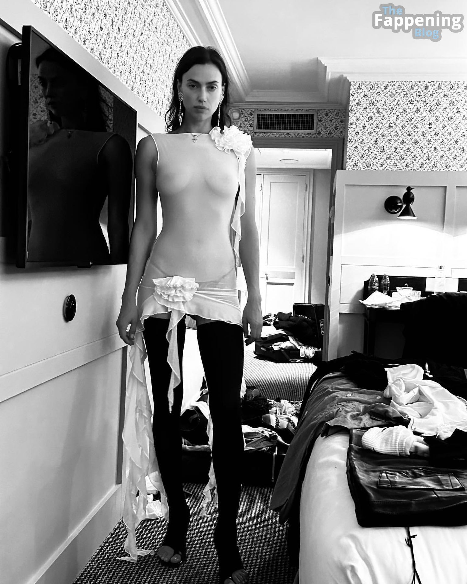 Irina Shayk Flashes Her Nude Tits 1 Photo.jpg